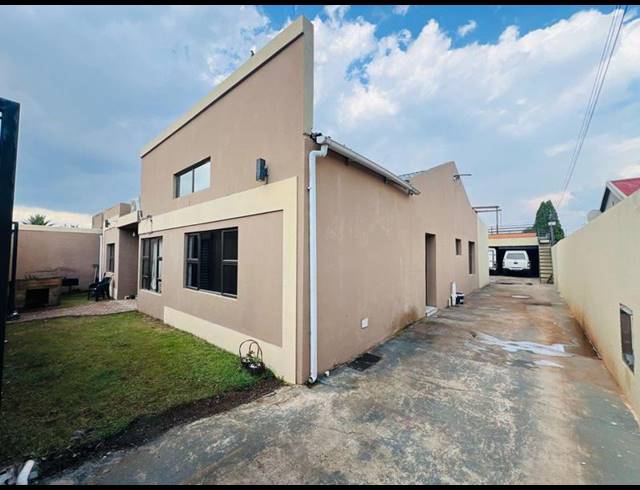 5 BEDROOM HOUSE FOR SALE IN LENASIA EXT 1
